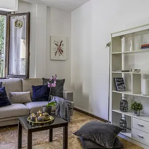 cozy-roman-apartment-with-parking.it-tuscanyhotel.com/